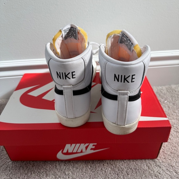 Nike - Picture 3 of 4